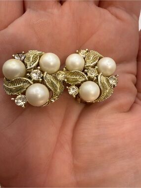 Vintage STAR Faux Pearl Rhinestone Gold Tone Leaf Clip Earrings